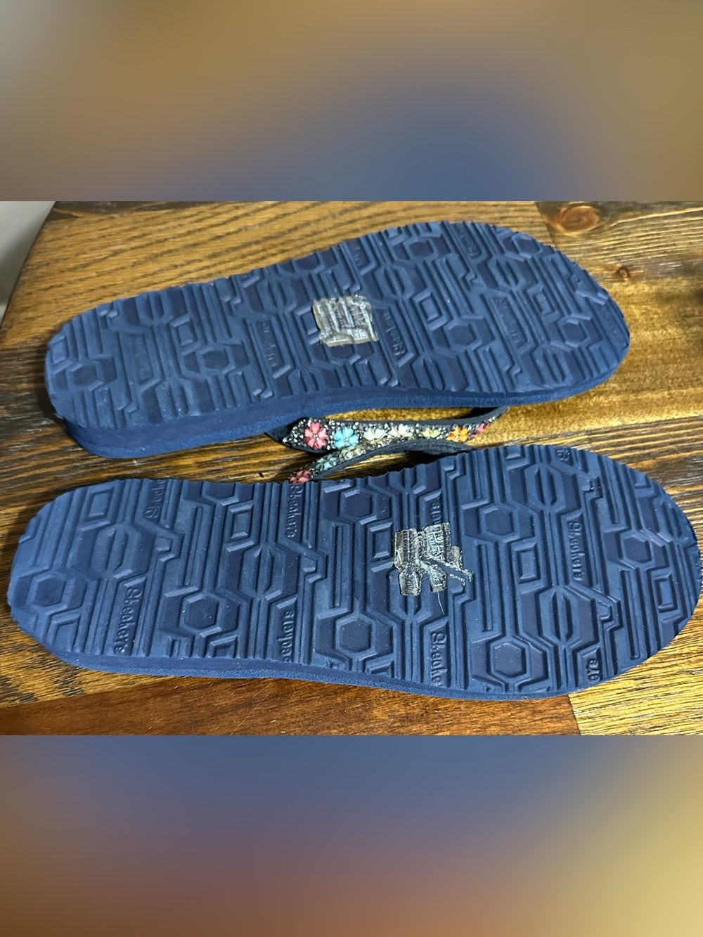 Skechers Navy Yoga Foam Flip Flops with Floral Beaded Straps. new without box - Picture 4 of 4
